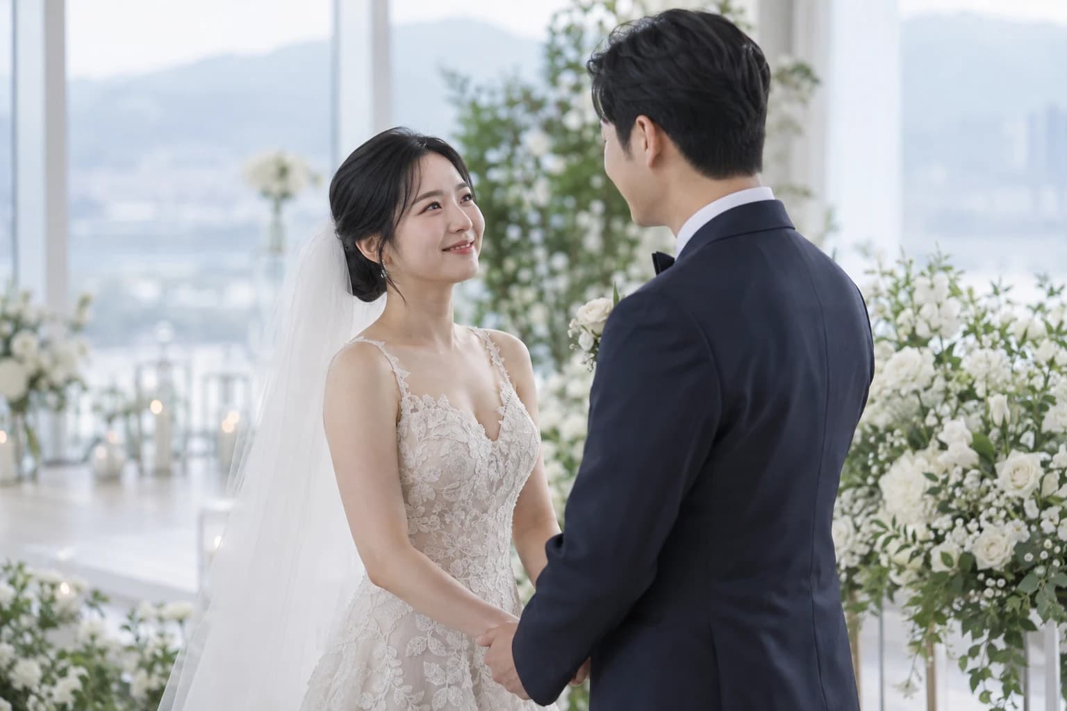 결혼식에서 서로를 바라보는 신랑 신부의 연출 이미지